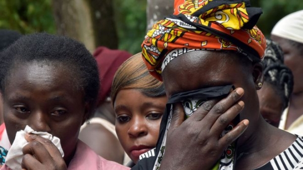Familiari in lutto all&rsquo;esterno dell&rsquo;ospedale generale della contea di Kakamega