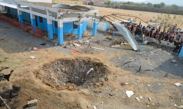 Un cratere causato da un attacco aereo della coalizione guidata dai sauditi nel cortile di un ospedale nella provincia di Hajia, Yemen