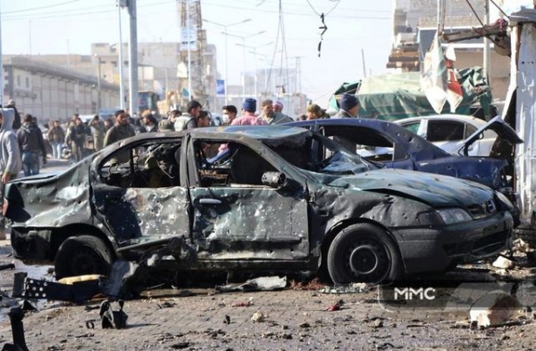 Una serie di auto incenerite sono ispezionate dai residenti di Al-Bab, dopo l&rsquo;attentato del 22 novembre