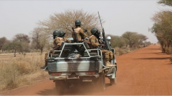 Un piccolo gruppo di soldati del Burkina Faso pattuglia una strada del distretto di Gorgadji  