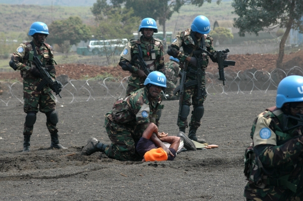 Soldati della brigata di intervento di MONUSCO in una simulazione dimostrativa del loro know-how in combattimento