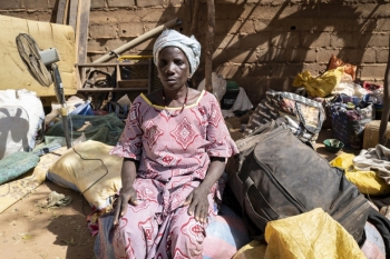 Una donna sfollata nei pressi di Kaya, Burkina Faso, Febbraio 2020