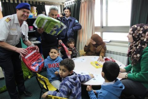 Agenti di EUPOL COPPS regalano zaini agli studenti palestinesi