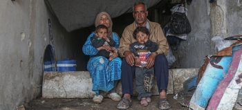 Una famiglia di sfollati interni in una scuola danneggiata nella citt&agrave; di Binish a Idlib, in Siria 