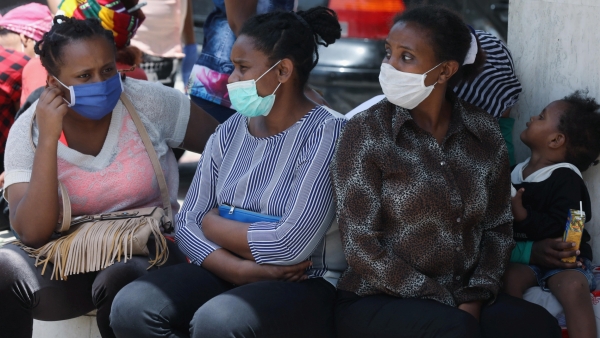 All'esterno del Consolato dell'Etiopia di Hamzieh, Libano alcune lavoratrici migranti etiopi richiedono assistenza per il rimpatrio