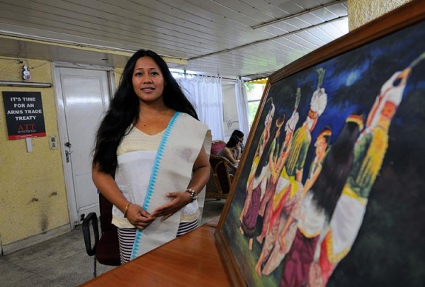 Binalakshmi Nepram nell&rsquo;ufficio della Control Arms Foundation of India