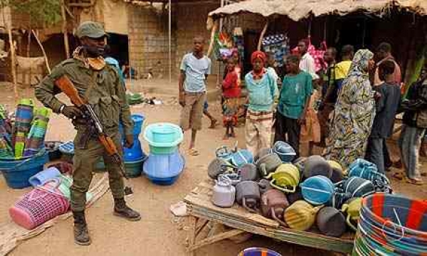 Un soldato maliano al mercato di Tumbuktu. Il presidente del Mali ha cercato di instaurare dialoghi di pace con i ribelli Tuareg rebels.