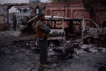 Lo scheletro del furgone esploso dai terroristi davanti all&rsquo;ufficio di Save the Children a Jalalabad.