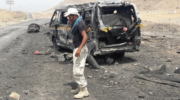 Un soldato parla al telefono nei pressi dell&rsquo;attacco suicida al checkpoint, nello Yemen