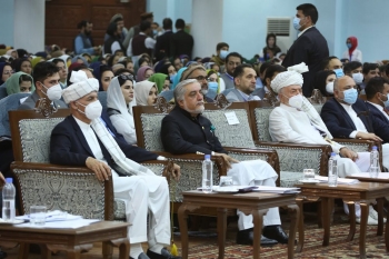 Il presidente afghano Ashraf Ghani in un&rsquo;assemblea pubblica per discutere il futuro dei colloqui di pace in Afghanistan 