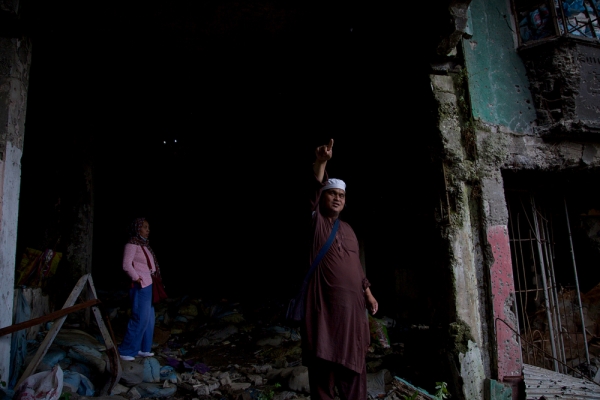 A men assessing damage to his home after his return to Marawi