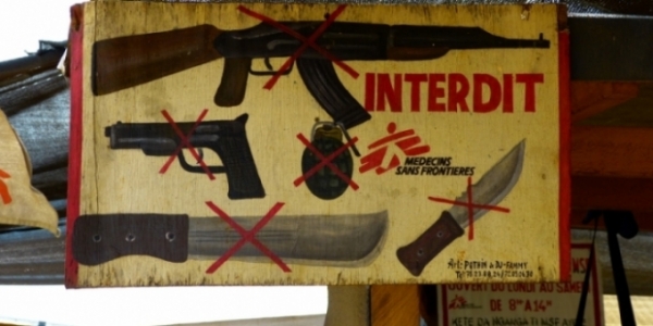 Cartello affisso davanti ad un Centro controllato da MSF, recante la scritta &ldquo;Armi vietate&rdquo;