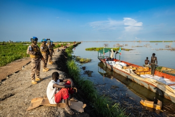 Patrolling by foot, UNMISS peacekeepers engage with Bentiu communities