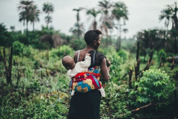 Donna africana con il suo bambino