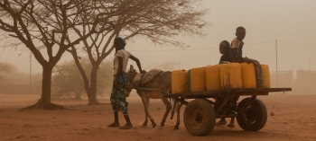 Una famiglia alla ricerca di acqua nel Burkina Faso dove più di 950.000 persone vivono un’insicurezza grave dal punto di vista alimentare, in particolare nelle regioni settentrionali colpite dal conflitto