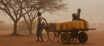 Una famiglia alla ricerca di acqua nel Burkina Faso dove pi&ugrave; di 950.000 persone vivono un&rsquo;insicurezza grave dal punto di vista alimentare, in particolare nelle regioni settentrionali colpite dal conflitto