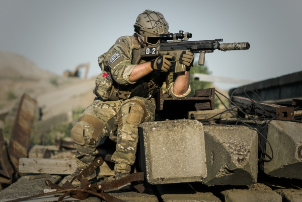 Soldato con arma semiautomatica e mirino