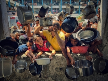 Popolazione di Gaza in attesa di aiuti umanitari