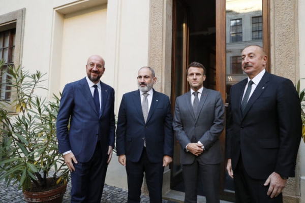 l presidente del Consiglio dell'UE Charles Michel, il primo ministro armeno Nikol Pashinyan, il presidente francese Emmanuel Macron e il presidente azero Ilham Aliyev il 6 ottobre 2022 a Praga 