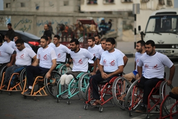 Un gruppo di uomini con disabilit&agrave; riunito a Gaza 