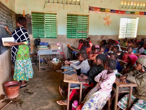  Aula sovraffollata di una scuola primaria in Kaya, regione del Centro Nord, Burkina Faso