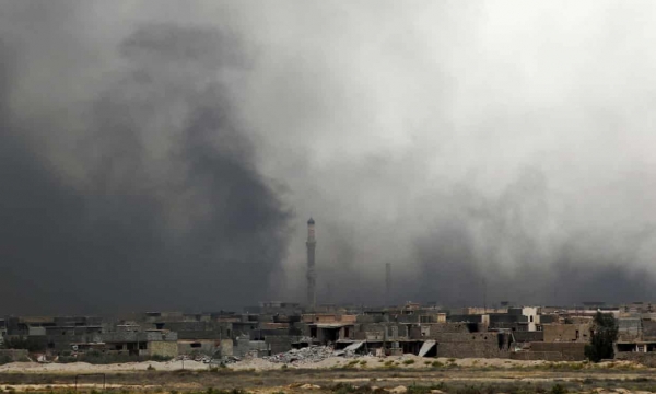 Colonne di fumo a seguito di un bombardamento a Fallujah, Iraq