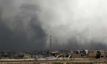 Colonne di fumo a seguito di un bombardamento a Fallujah, Iraq