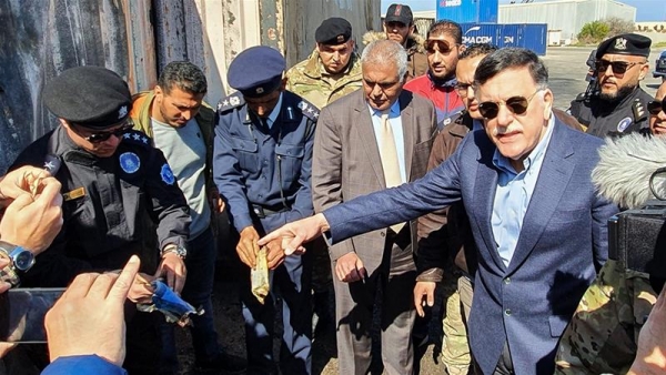 Fayez al-Sarraj, il Primo ministro libico del governo riconosciuto dalle Nazioni Unite, visita il porto di Tripoli dopo l&rsquo;attacco. 