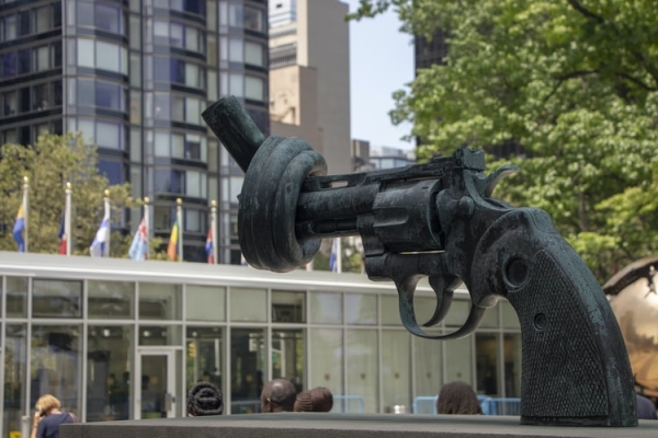  La scultura della Non Violenza, &lsquo;The Knotted Gun&rsquo;, situata all'esterno del palazzo delle Nazioni Unite a New York.