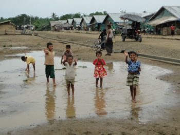 Bambini che giocano in Myanmar