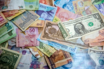 banconote di diverse monete una sopra l'altra