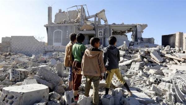 Bambini yemeniti che camminano sulle macerie