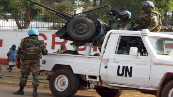 Le forze di pace dell'ONU pattugliano una strada a Bangui, la capitale della Repubblica Centrafricana 