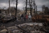 Una famiglia ucraina che cammina per la citt&agrave; di Bucha, vicino Kiev