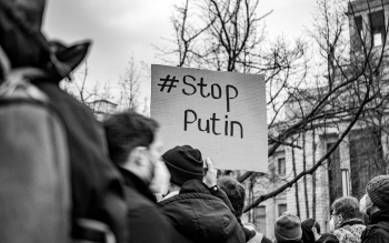 Un uomo protesta contro la guerra in Ucraina