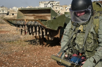 Deminers from the Russian Defense Ministry's International Mine Action Center in Aleppo, 2016.