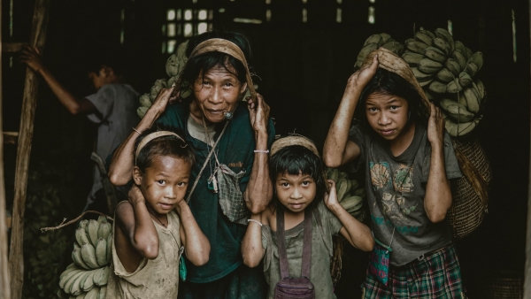 Una famiglia che raccoglie banane in Sitio Linyama, Filippine