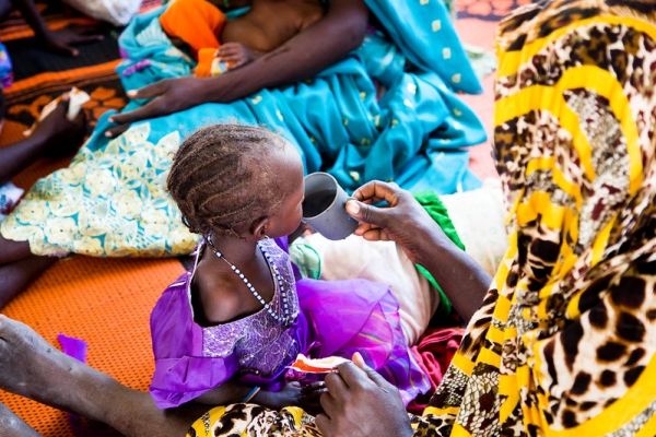Bambina sudanese che beve t&egrave;