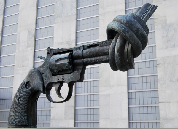 "Non violenza" meglio conosciuta come "la pistola annodata" &egrave; la scultura dell'artista svedese Carl Fredrik Reutersward, donata dal governo del Lussenburgo alle Nazioni Unite