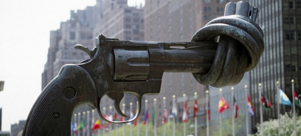 La statua della "non-violenza" di Carl Fredrik Reutersw&auml;rd, presso la UN Visitors' Plaza a New York