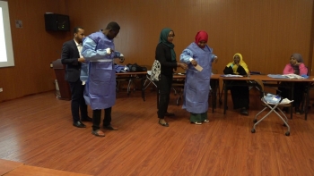Medici sudanesi che indossano i dispositivi di protezione per trattare i casi sospetti di COVID-19 