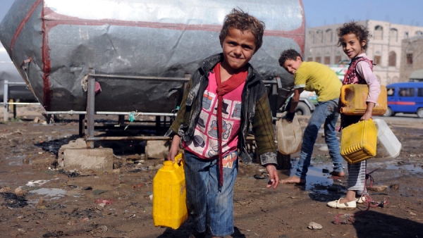 Il blocco saudita limita l&rsquo;accesso ad acqua pulita nelle citt&agrave; yemeniti come Sanaa