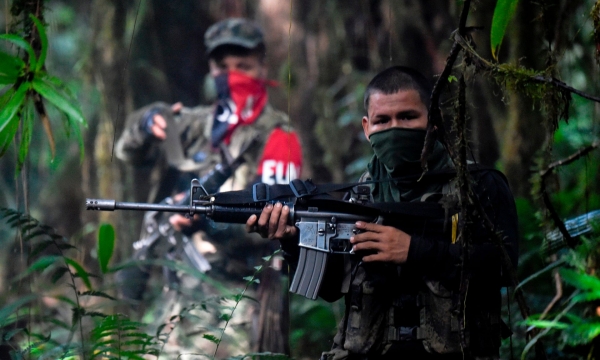 Combattenti dell&rsquo;Esercito di Liberazione Nazionale (ELN) tra le foreste della Colombia