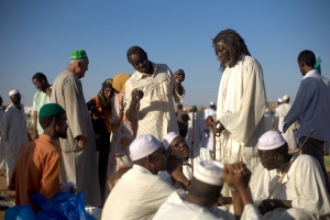  rifugiati sudanesi si stabiliscono in un campo di transito ad Adr&eacute; in Ciad dopo essere fuggiti dalla violenza a El Geneina, Darfur occidentale