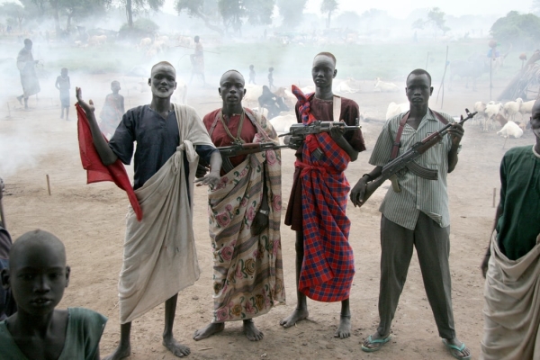 Membri armati della trib&ugrave; Dinka, Sudan 