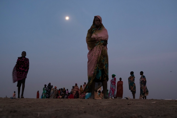 Donne in attesa ad una stazione di raccolta dell&rsquo;acqua in un campo per sfollati a Bentiu 