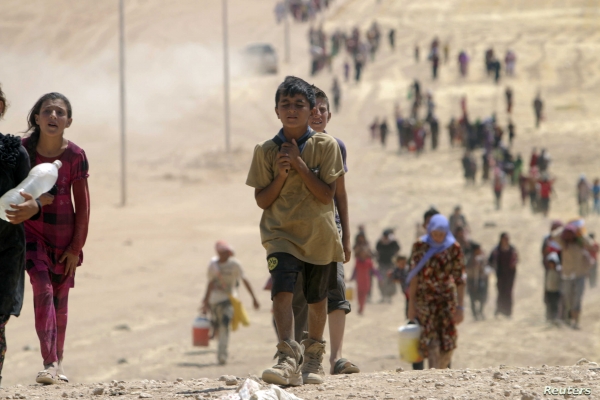 Bambini yazidi mentre scappano dalle violenze dell&rsquo;ISIL in Sinjar (Iraq) 