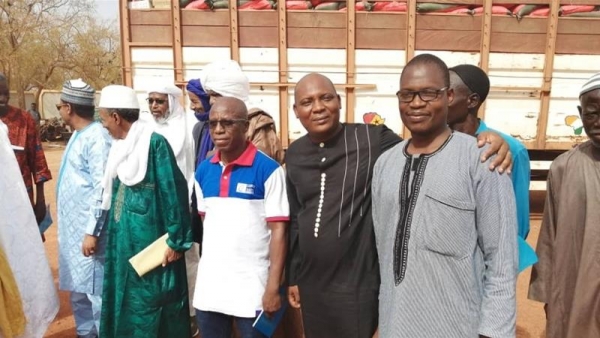 Ahmed Dicko, un piccolo imprenditore originario di Djibo, presenzia all&rsquo;iniziativa di raccolta fondi per ottenere i rifornimenti da consegnare ai civili che si trovano nella citt&agrave; isolata