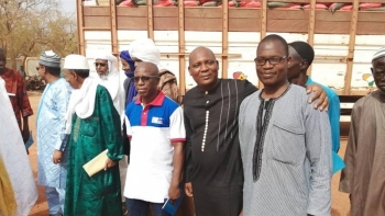Ahmed Dicko, un piccolo imprenditore originario di Djibo, presenzia all&rsquo;iniziativa di raccolta fondi per ottenere i rifornimenti da consegnare ai civili che si trovano nella citt&agrave; isolata
