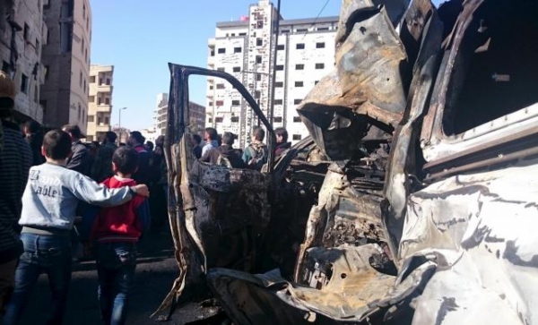  Bambini vicino ad auto danneggiate mentre residenti e soldati fedeli al presidente siriano Bashar al-Assad verificano i danni dopo un attacco siucida a Sayeda Zeinab